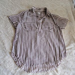 Striped short sleeved blouse.